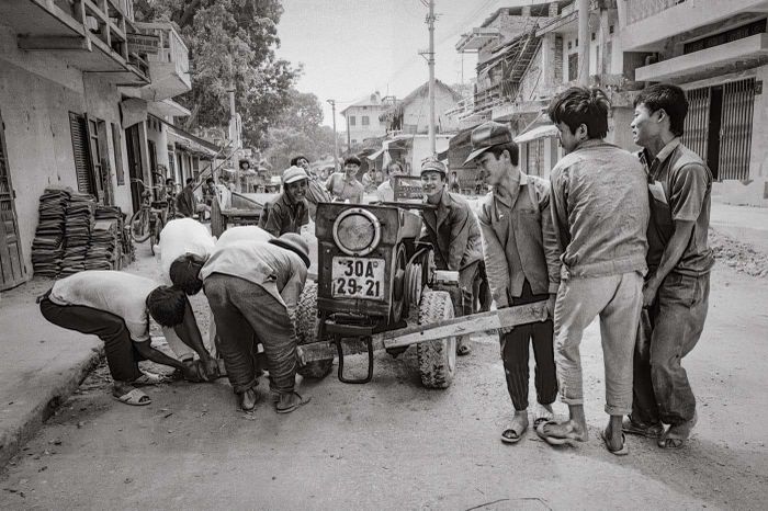 Hình ảnh những người sửa máy kéo năm 1992. Ảnh: Andy Soloman