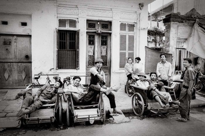 Những người đạp xích lô trên phố Nguyễn Quang Bích năm 1992. Ảnh: Andy Soloman