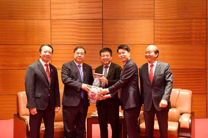 Ông Lý Huy Bửu - Tổng Giám đốc Minh Long (thứ hai từ phải sang) trao tặng tác phẩm Lộc Bình Thịnh Vượng của Minh Long tại Lễ vinh danh Doanh nhân Việt Nam tiêu biểu - Cúp Thánh Gióng 2026.