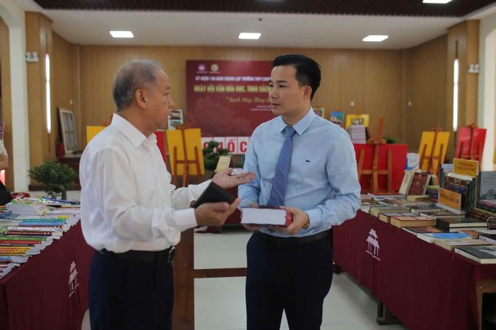 Ông Nguyễn Anh Dũng, Nhà sáng lập, Tổng Giám đốc ViLIB, chia sẻ cùng Phan Ngọc Thọ, nguyên Phó Bí thư thường trực tỉnh uỷ Thừa Thiên - Huế, về văn hóa đọc.