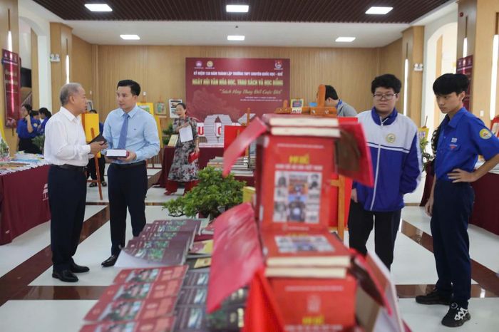 Không gian Văn hóa đọc trong Ngày hội Văn hóa đọc tại trường Quốc học Huế.
