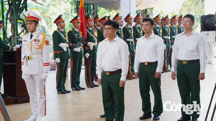 Các đoàn dâng hương, dâng hoa tại lễ tổng duyệt.