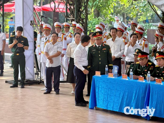 Lãnh đạo TP.HCM trao đổi cùng đại diện các đơn vị tại lễ tổng duyệt.