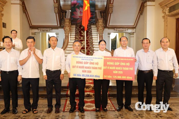 Văn phòng Đoàn ĐBQH - HĐND và Văn phòng UBND TP.HCM trao tặng ủng hộ "Quỹ Vì người nghèo" thành phố.