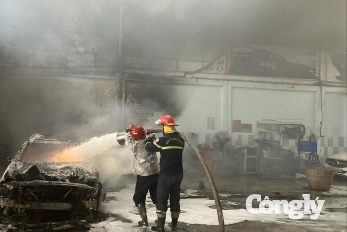 Cảnh sát dập tắt vụ cháy.