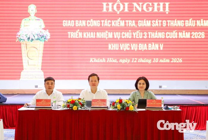 Các đồng chí: Đoàn Anh Dũng, Lê Thị Mỹ Hạnh, Nguyễn Văn Oanh chủ trì hội nghị.
