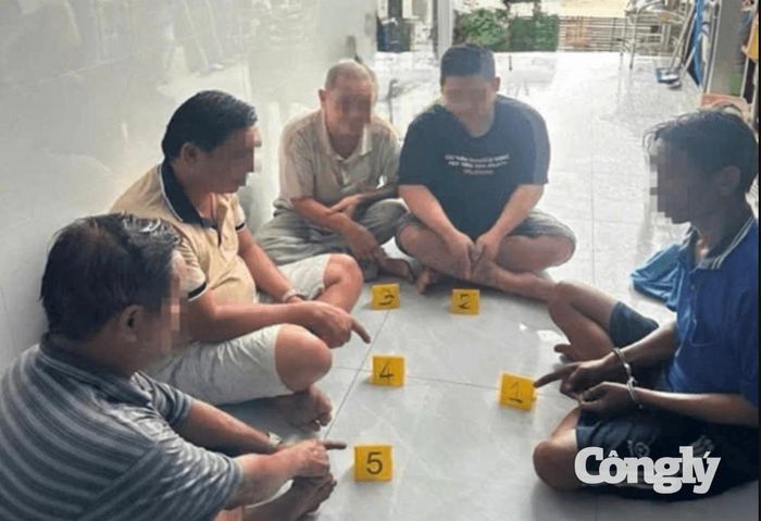 Các đối tượng tham gia đánh bạc dưới hình thức chơi Binh Sập Xám.