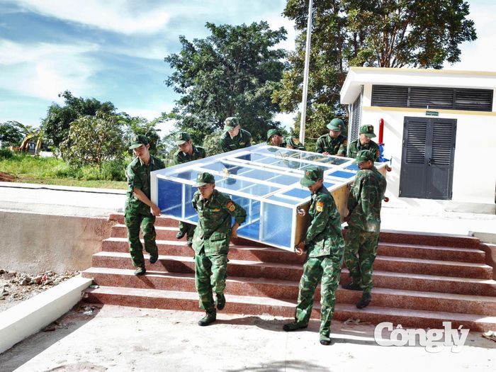 Cán bộ, chiến sĩ Đồn Biên phòng Ia Rvê hỗ trợ Trường Phổ thông nội trú Tiểu học và THCS Ia Rvê chỉnh trang cảnh quan nhà trường