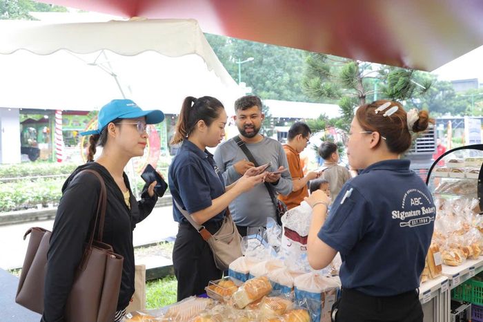 Khách mua sám tại gian hàng của bánh kẹo ABC. Ảnh: Trần Quỳnh.