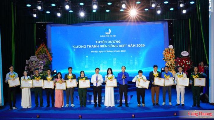 Đồng chí Nguyễn Tiến Hưng, Bí thư Thành đoàn, Chủ tịch Hội Sinh viên Việt Nam TP. Hà Nội cùng các đồng chí lãnh đạo tuyên dương 'Gương thanh niên sống đẹp' năm 2026 cho các cá nhân tiêu biểu.