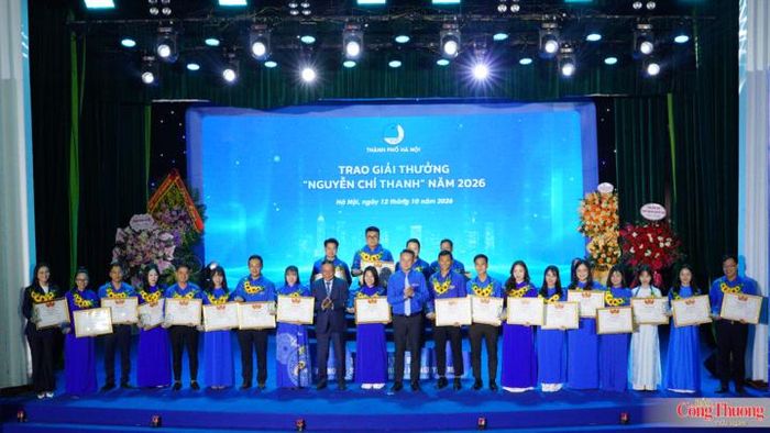 Đồng chí Nguyễn Kim Quy, Bí thư Ban Chấp hành Trung ương Đoàn, Chủ tịch Trung ương Hội Liên hiệp Thanh niên Việt Nam cùng đồng chí Nguyễn Văn Phong, Phó Bí thư Thành ủy Hà Nội trao tặng giải thưởng 'Nguyễn Chí Thanh' năm 2026 cho các cá nhân tiêu biểu của Thủ đô.