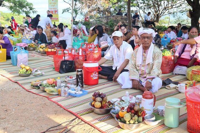 Đồng bào Chăm bên các mâm lễ vật truyền thống trong phần nghi lễ ngoài trời. Ảnh: Mai Đông - Thanh Sơn.