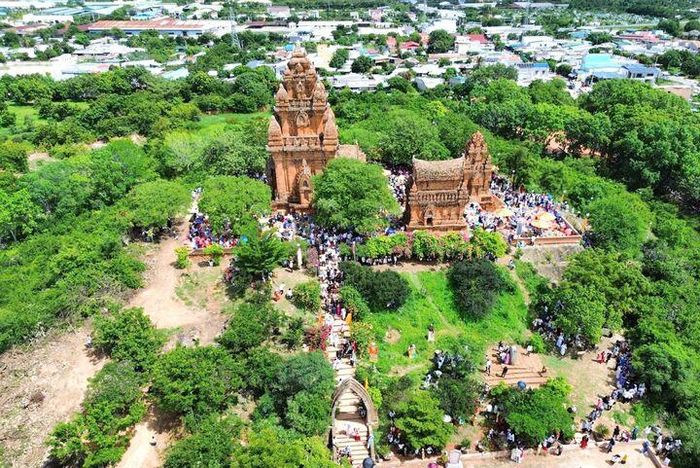 Toàn cảnh khu di tích Đền Tháp Chăm cổ kính nhìn từ trên cao. Ảnh: Mai Đông - Thanh Sơn.