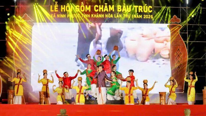 Tiết mục múa truyền thống mang đặc trưng nghề làm gốm tại Lễ hội Gốm Chăm Bầu Trúc lần thứ I năm 2026. Ảnh: Mai Đông - Thanh Sơn.