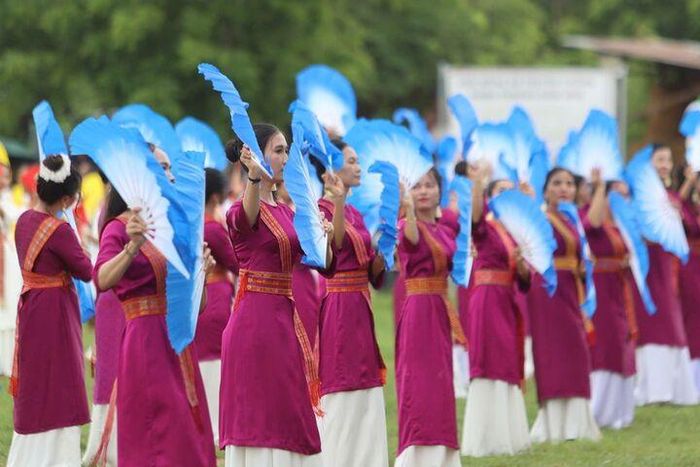 Điệu múa quạt uyển chuyển của các nghệ sĩ trên sân vận động thôn Hữu Đức, xã Phước Hữu. Ảnh: Mai Đông - Thanh Sơn.