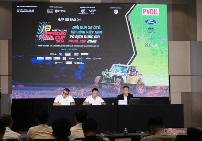 Ông Nguyễn Đại Hoàng, Trưởng Ban Tổ chức Giải Đua xe Ô tô Địa hình Việt Nam (bên phải ngoài cùng) thông tin về giải đấu