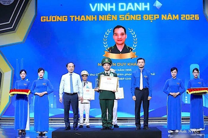 Thiếu tá Nguyễn Duy Khánh được Trung ương Hội Liên hiệp Thanh niên Việt Nam trao giải thưởng “Thanh niên sống đẹp năm 2026”.