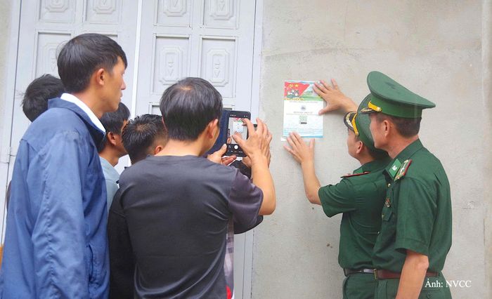 Thiếu tá Nguyễn Duy Khánh cùng tổ công tác hướng dẫn bà con sử dụng “Hòm thư điện tử tiếp nhận tin báo tố giác tội phạm ẩn danh”.