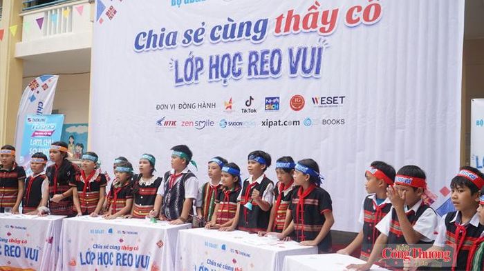 Các em học sinh hào hứng tham gia chương trình "Rung chuông vàng".