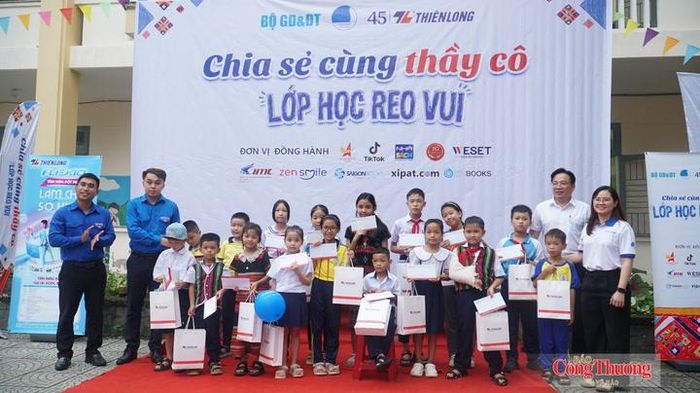 Ban Tổ chức đã trao 20 suất quà gồm tiền mặt và các phần quà đồ dùng học tập cho các em học sinh có hoàn cảnh khó khăn trường Tiểu học Trưng Nữ Vương