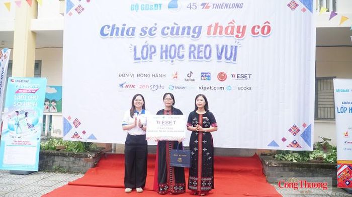 Cô Nguyễn Thị Hồng Luyến (ở giữa) là 1 trong 34 giáo viên tiêu biểu trong toàn quốc sẽ được tuyên dương tại TP. Hà Nội vào tháng 11/2026.