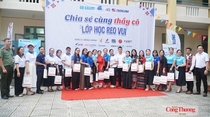 Chương trình "Chia sẻ cùng thầy cô" trao tặng những phần quà tri ân đến các thầy cô Trường Tiểu học Trưng Nữ Vương.