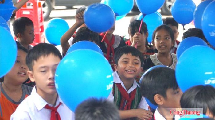 "Lớp học reo vui" mang niềm vui đến với thầy và trò điểm trường Tà Lang Giàn Bí (thuộc Trường Tiểu học Trưng Nữ Vương).