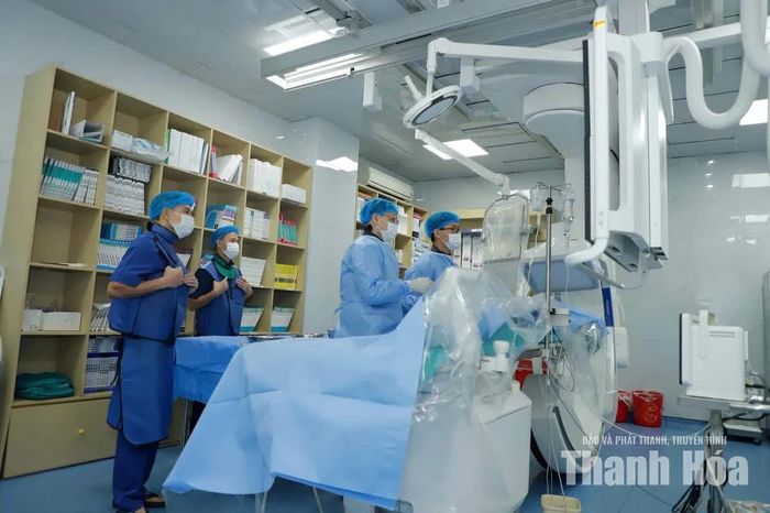 Bệnh viện Đa khoa Hợp Lực đưa hệ thống siêu âm trong lòng mạch kết hợp quang phổ cận hồng ngoại NIRS-IVUS, hỗ trợ chẩn đoán và can thiệp các bệnh lý mạch vành phức tạp.