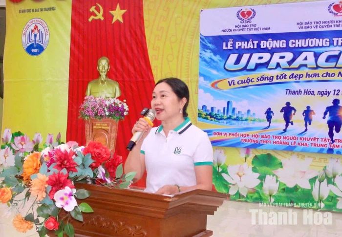 Bà Trịnh Thị Tiếp, Phó Chủ tịch Hội Bảo trợ người khuyết tật, trẻ mồ côi và bảo vệ quyền trẻ em tỉnh Thanh Hóa phát biểu tại buổi lễ.