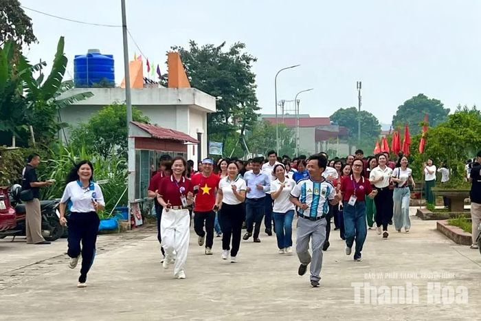 Cán bộ, giáo viên và học sinh đã tham gia chạy hưởng ứng giải chạy UpRace 2026.