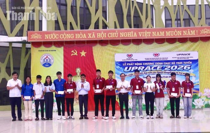 Ban Tổ chức trao quà cho học sinh có hoàn cảnh khó khăn.