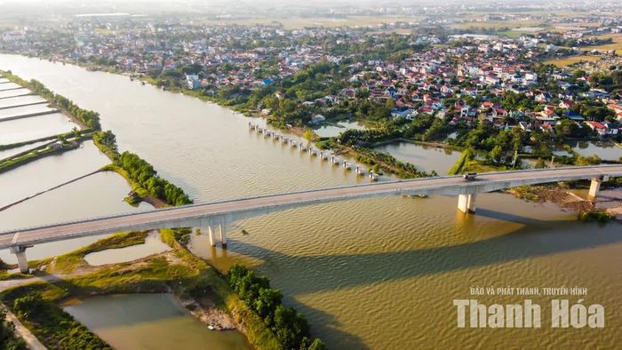 Cây cầu bắc qua sông Lèn tại Km7+120, thuộc xã Nga Sơn và xã Vạn Lộc, với chiều dài 779 m.