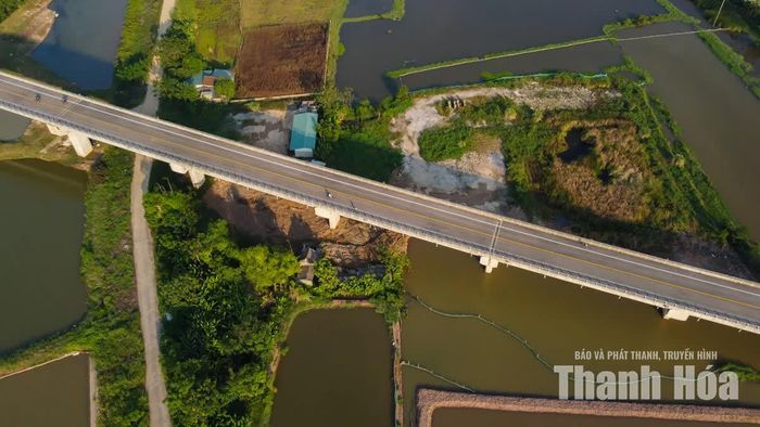 Cầu Lạch Sung được xây dựng với kết cấu phần trên gồm một liên dầm 3 nhịp và 12 nhịp dẫn giản đơn Super T bằng bê tông cốt thép dự ứng lực.