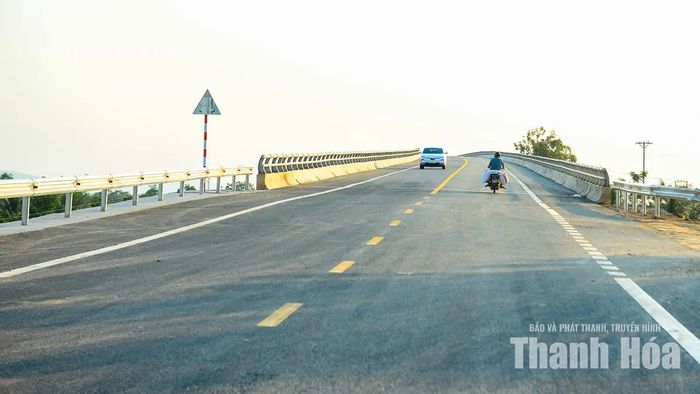 Theo báo cáo dự án ngày 30/9/2026, hạng mục điện chiếu sáng, bao gồm cả đèn tín hiệu giao thông, được triển khai theo kế hoạch lựa chọn nhà thầu để thi công hoàn thành trong năm 2026. Đây là một trong những hạng mục phục vụ việc hoàn thiện hệ thống hạ tầng trên toàn tuyến.