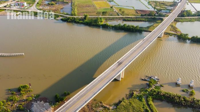 Trước đây, để qua sông Lèn, người dân phải đi đò hoặc lựa chọn những tuyến đường vòng. Hiện nay, cầu Lạch Sung đã giúp việc đi lại giữa hai bờ thuận tiện hơn.