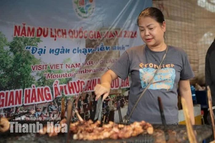 Trải nghiệm khó quên khi khách tự tay lật từng xiên thịt trên than hồng, cảm nhận trọn vẹn hương vị phóng khoáng của núi rừng.