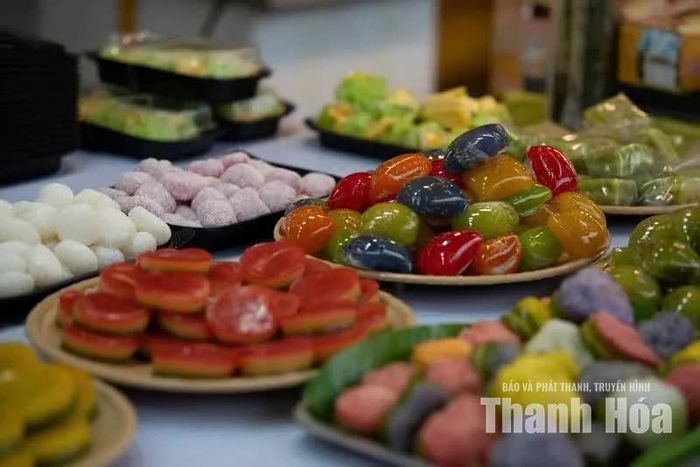 Mâm bánh ngọt dân gian rực rỡ sắc màu, ngọt ngào như lời mời gọi chân tình từ các miền quê xa cùng về tụ hội.