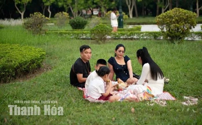 Phút giây bình yên của cả gia đình trên thảm cỏ xanh, cùng sẻ chia món ngon vừa chọn được.