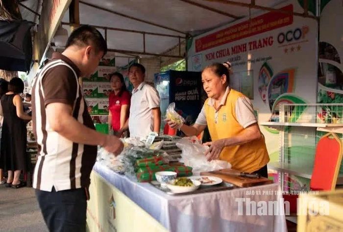 Chủ gian hàng tất bật cắt nem mời khách dùng thử và đóng gói làm quà.
