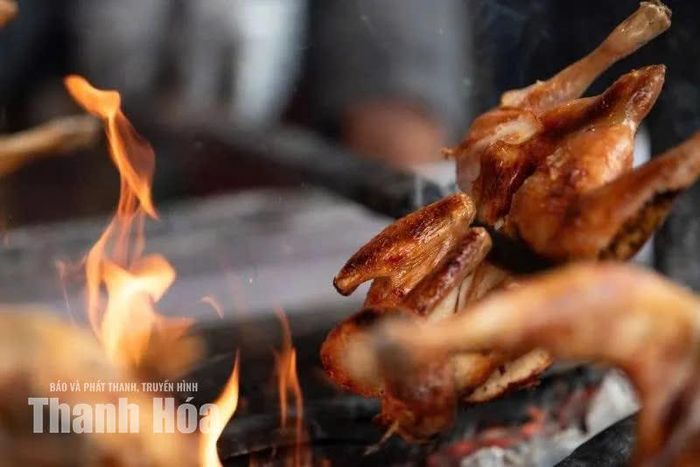 Gà nướng than hoa vàng ruộm xèo xèo bên ánh lửa bập bùng, mùi thơm quyến rũ níu chân thực khách ghé lại gian hàng ẩm thực vùng cao.