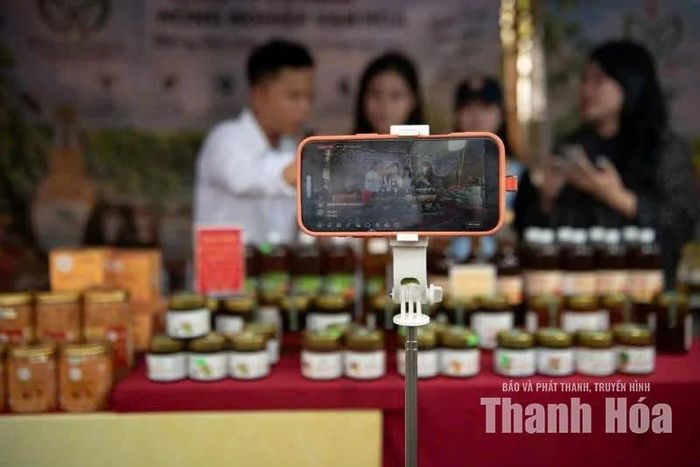 Giữa không gian chợ, những chiếc điện thoại vẫn bền bỉ kết nối, mang từng thức quà nông sản OCOP đến với mọi miền.