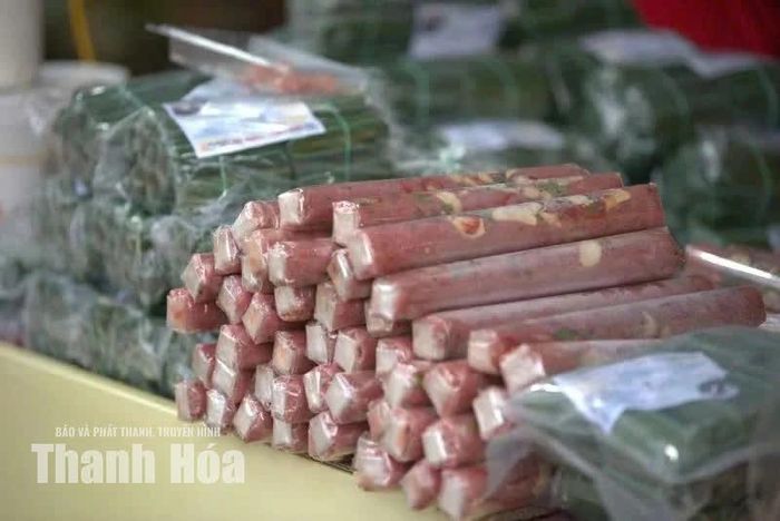 Sắc hồng tươi rói xen lẫn vị cay nồng của ớt chỉ thiên và tỏi lát bên trong những cây nem chua.