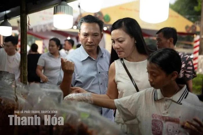 Cả gia đình chăm chú chọn lựa từng thức quà ưng ý, nâng niu chút thảo thơm chắt chiu từ bàn tay lao động