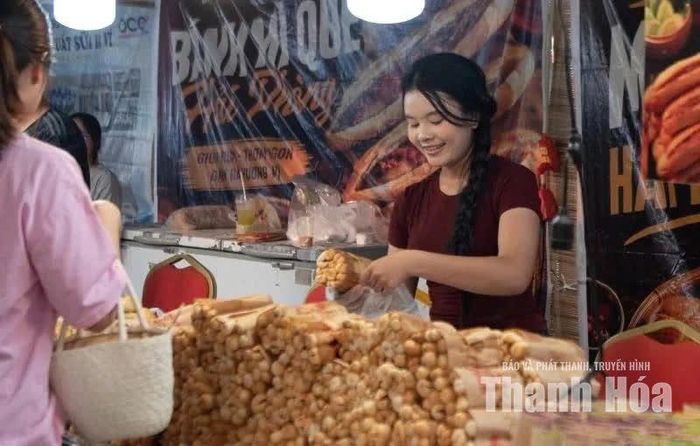 Nụ cười tươi tắn của cô chủ quán bên những cọc bánh mì que giòn rụm mang hương vị đất cảng Hải Phòng.