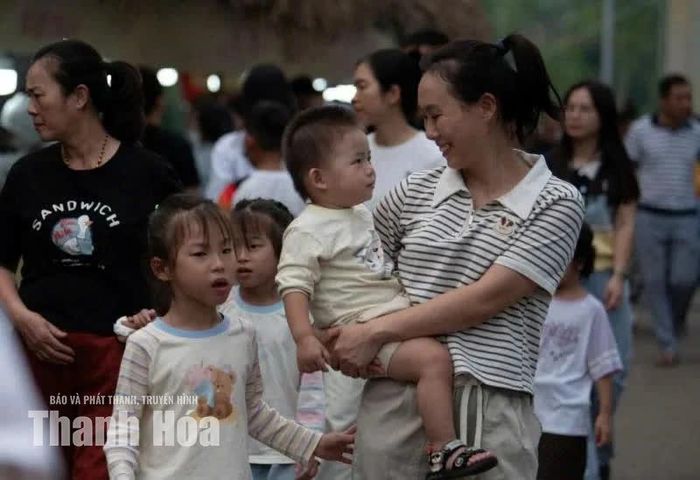 Niềm vui lan tỏa trong từng ánh mắt, nụ cười.