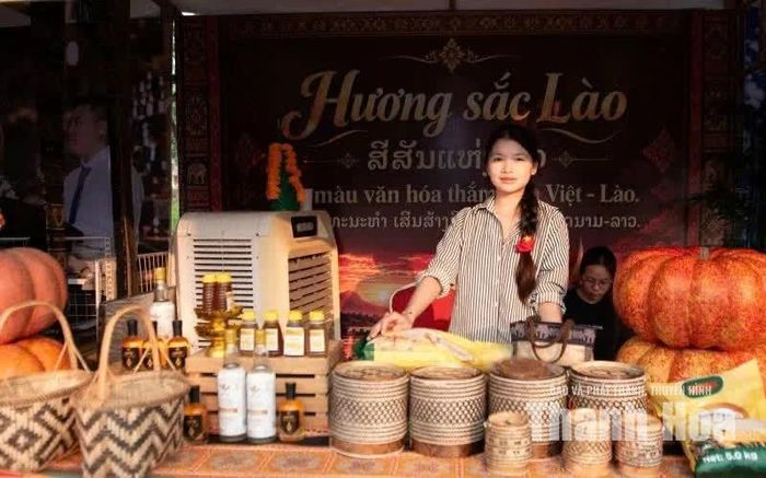 Không chỉ là nơi hội tụ món ngon ba miền, Liên hoan còn là cầu nối thắm tình hữu nghị, gắn bó son sắt Việt - Lào.