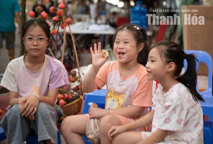 Nụ cười tuổi thơ trong trẻo chính là một trong những nét chấm phá đáng yêu nhất của Liên hoan.