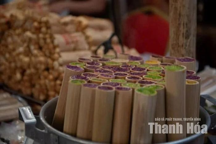 Những ống cơm lam ngũ sắc nghi ngút khói thơm. Vị ngọt bùi của hạt nếp dẻo quyện trong hương nứa non vẫn là dư vị khiến người ta thèm được nếm lại thêm một lần.