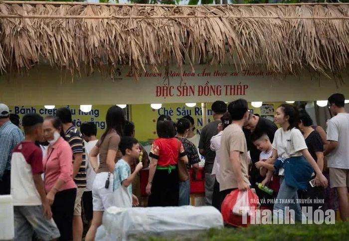 Dòng người tấp nập dừng chân trước quầy đặc sản Nam Bộ, háo hức thưởng thức hương vị béo ngậy ngọt ngào của chè sầu, bánh sầu riêng Đồng Tháp.