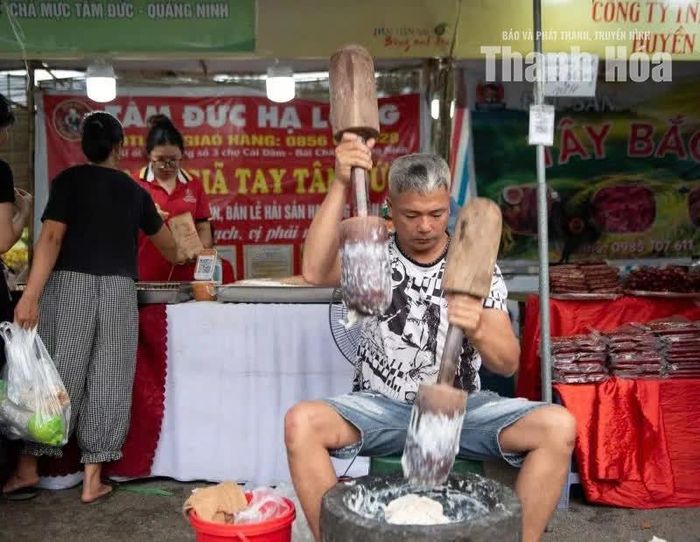 Nhịp chày đôi thậm thịch giã chả mực Hạ Long bằng cối đá thủ công.